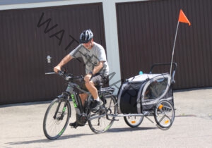 Eyka im Fahrradanhänger 07